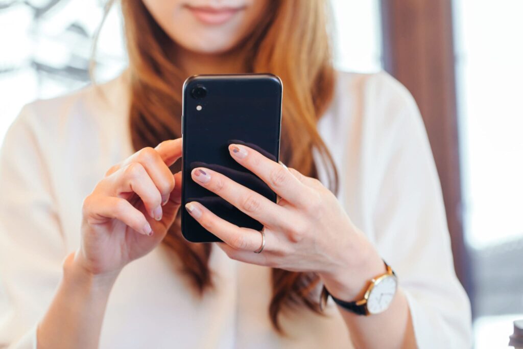 個別相談 電話 スマホ 電話機 女性 日本人