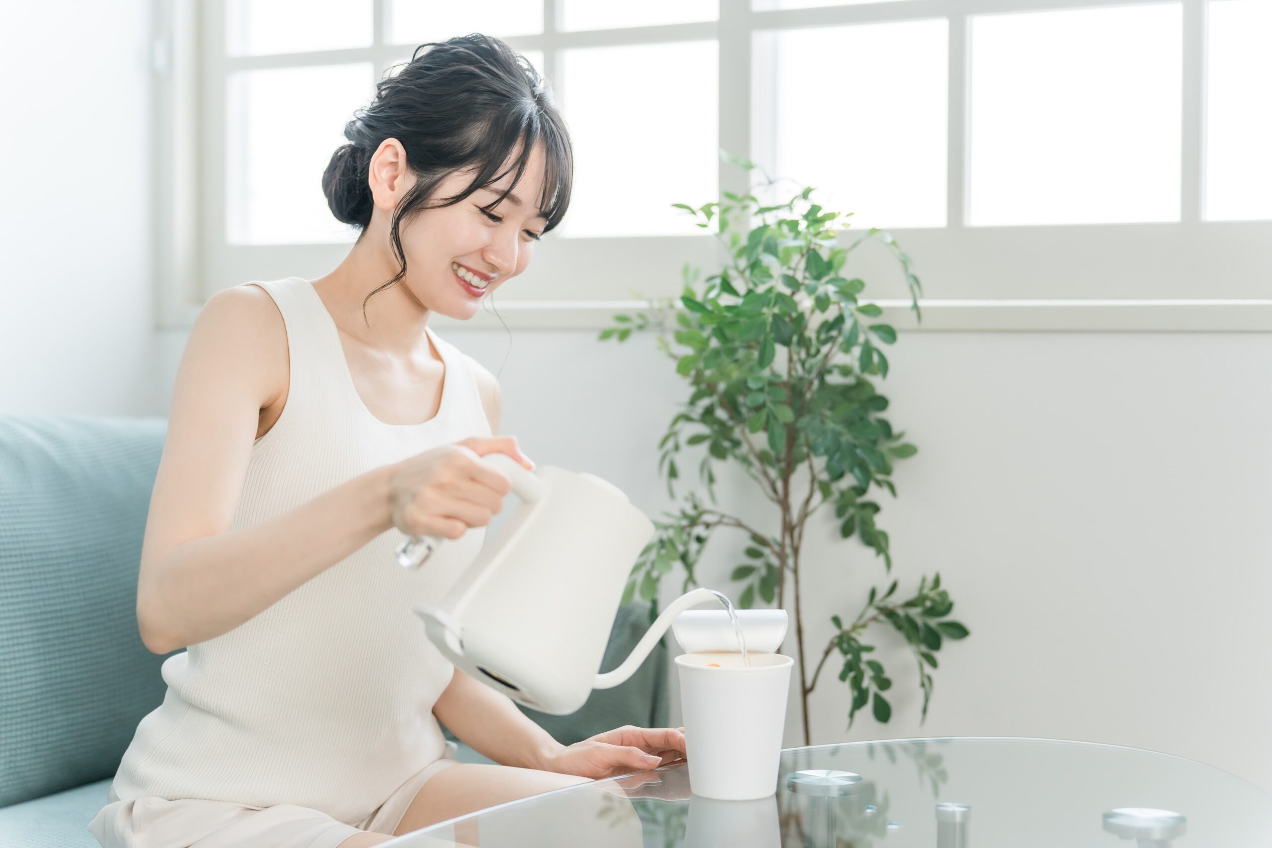 女性 植物 水やり